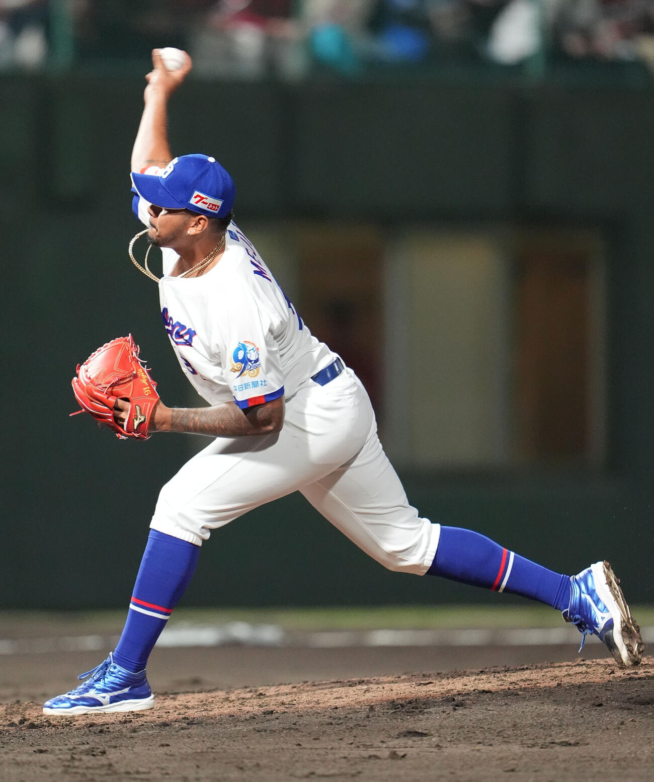 中日対広島　8回表広島1死二塁、中日2番手で登板するメヒア（撮影・森本幸一）
