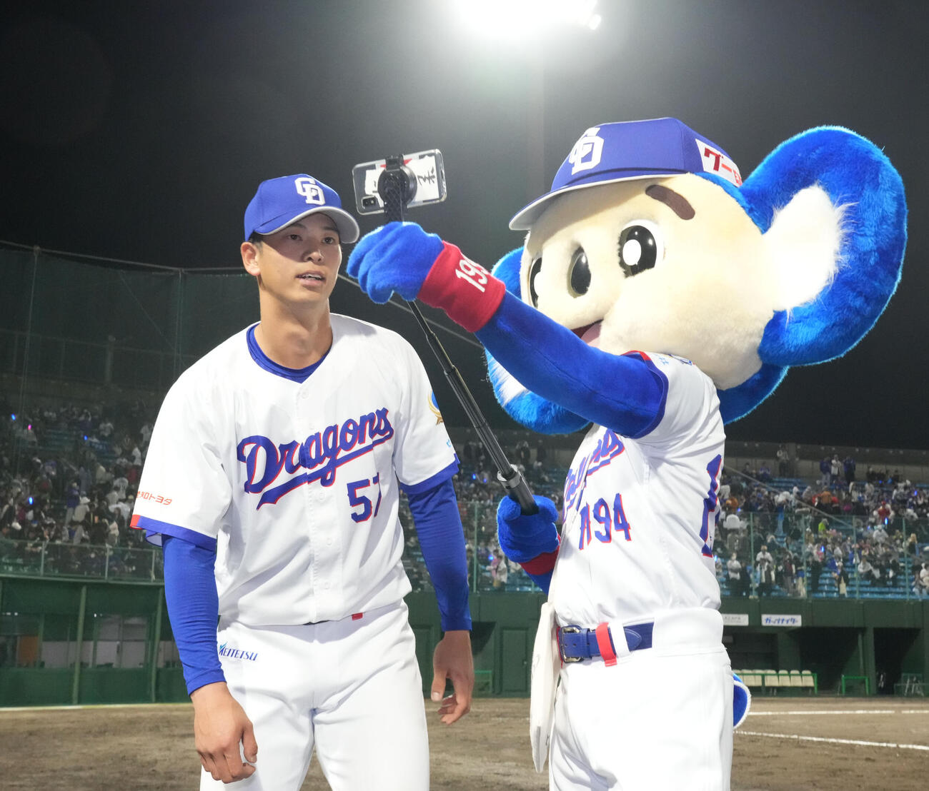中日対広島　ヒーローの中日花田（左）はドアラの自撮り写真に納まる（撮影・森本幸一）