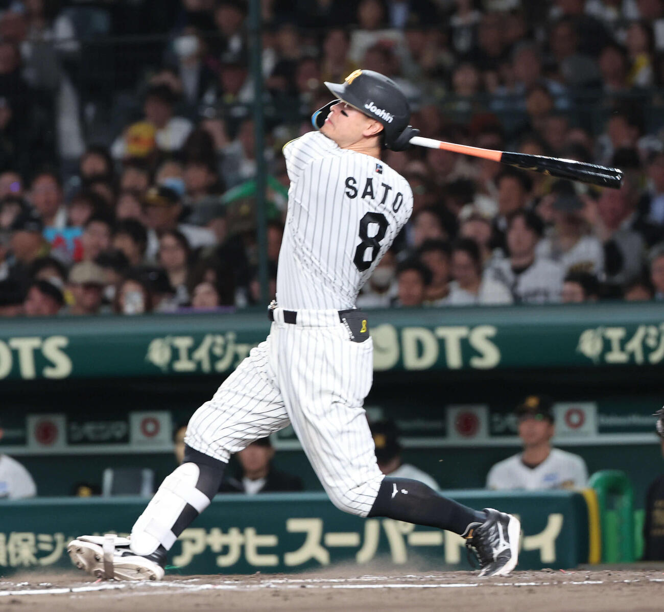 阪神対巨人　7回裏阪神無死、佐藤は左越え二塁打を放つ（撮影・西尾就之）