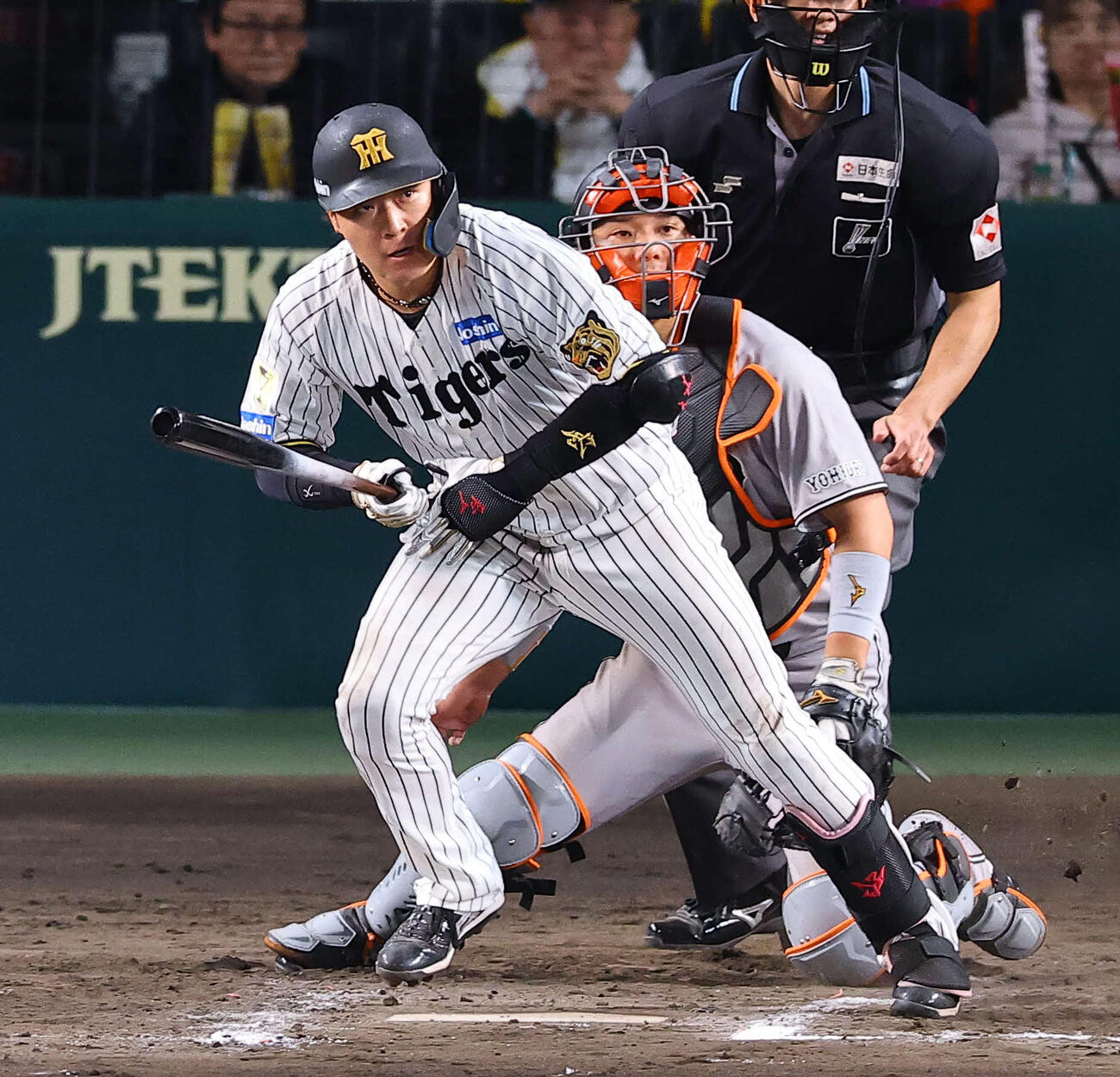 阪神対巨人　6回裏阪神無死二塁、大山は左前打を放つ（撮影・上田博志）