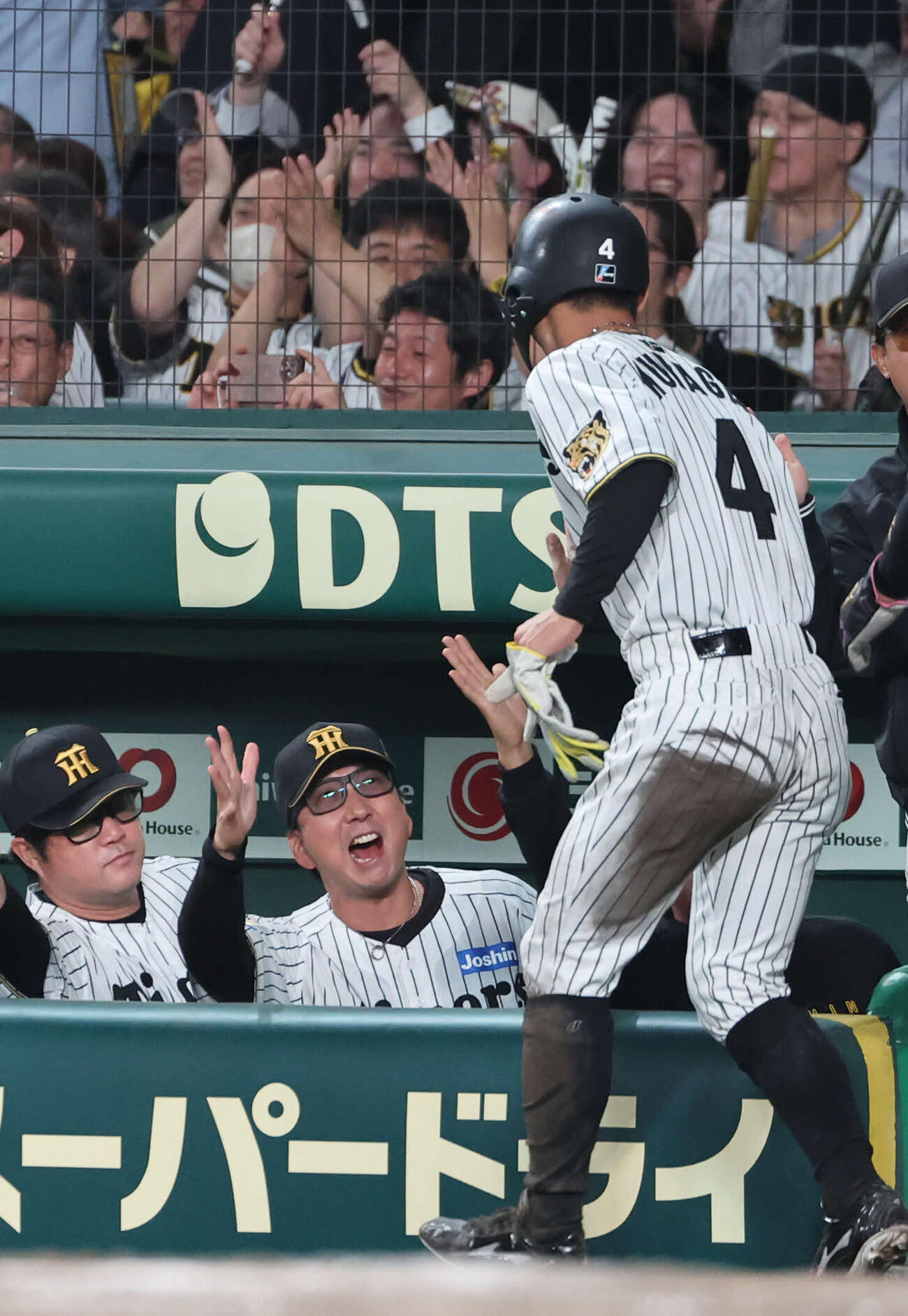 阪神対巨人　7回裏阪神2死二、三塁、代打高寺の適時打で生還した熊谷を迎える藤川監督（撮影・西尾就之）