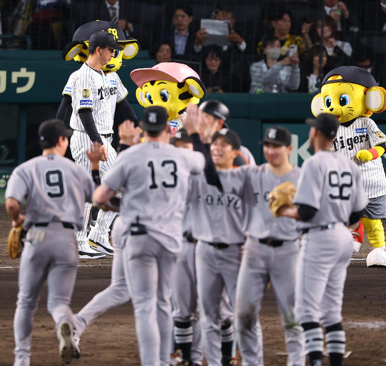 阪神対巨人　巨人に敗れた藤川監督はあいさつの整列に向かう（撮影・上田博志）
