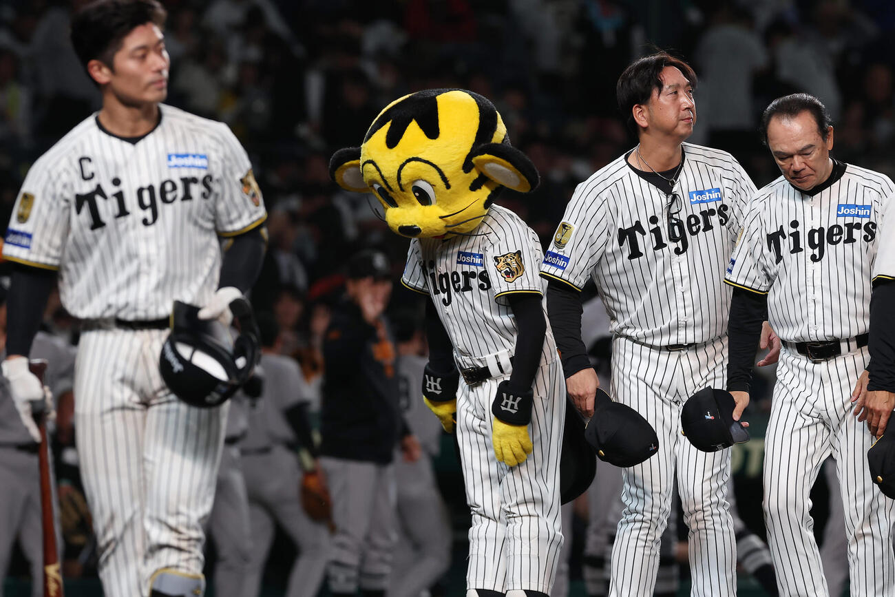 阪神対巨人　巨人に逆転負けを喫し、スタンドのファンにあいさつする阪神藤川監督（右から2人目）ら（撮影・前田充）