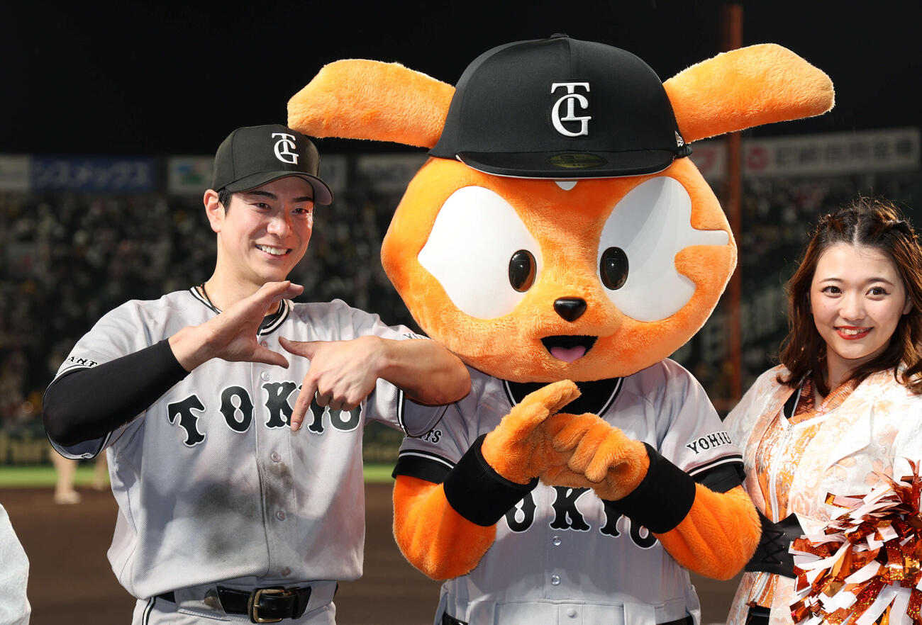 阪神対巨人　決勝打を放った巨人松本剛はヒーローインタビュー後に「G」マークを作って喜ぶ（撮影・西尾就之）