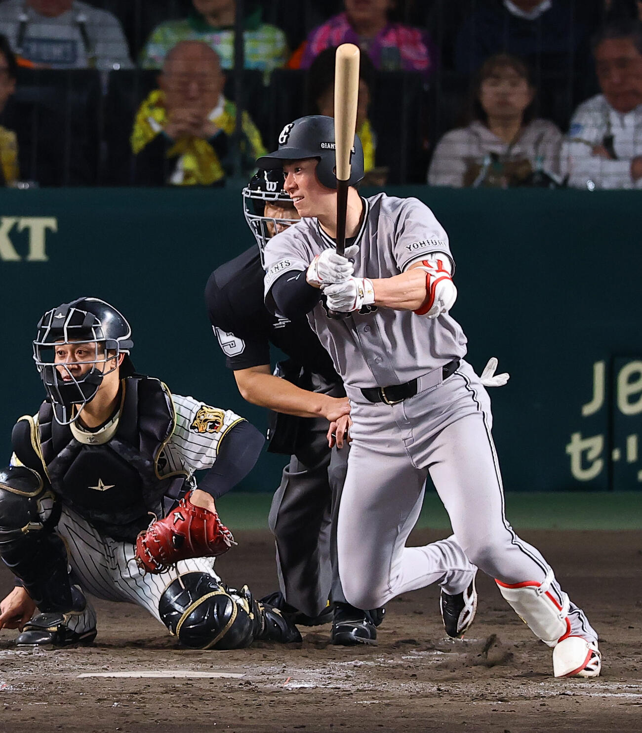 阪神対巨人　5回表巨人1死、松本は二塁打を放つ（撮影・上田博志）