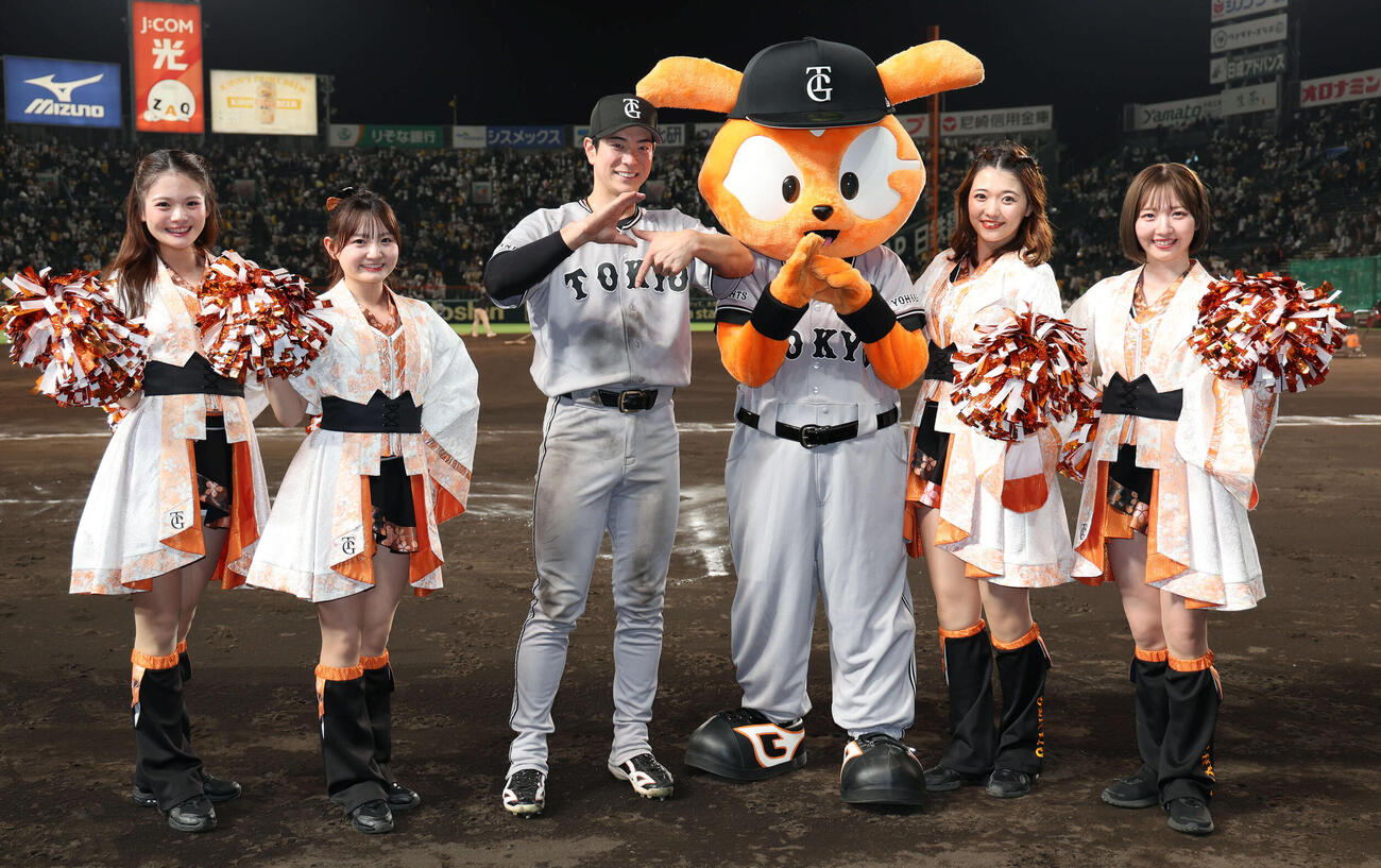 阪神対巨人　決勝打を放った巨人松本剛はヒーローインタビュー後に「G」マークを作って喜ぶ（撮影・西尾就之）