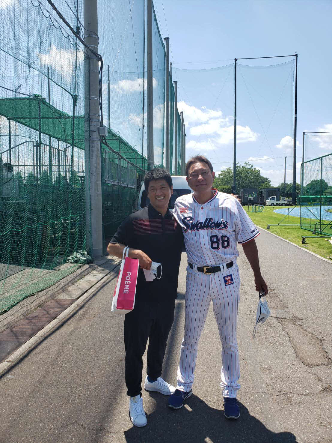 2軍本拠地の戸田で肩を組んで写真を撮る石丸さん（左）とヤクルト池山監督（石丸さん提供）