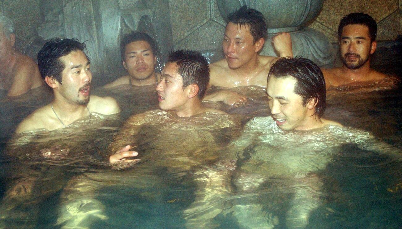 愛媛県松山市の権現温泉で湯につかる後列左から岩村明憲、池山隆寛、土橋勝征。前列左から三木肇、牧谷宇佐美、宮本慎也（2002年1月撮影）