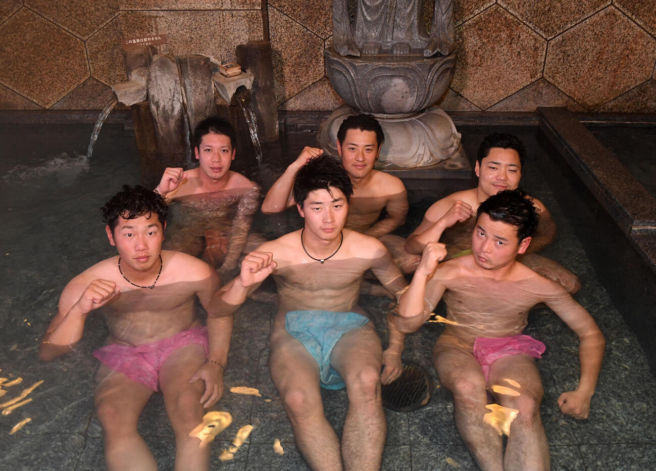 権現温泉で英気を養うヤクルトの選手。前列左から古賀、広岡、山崎、後列左から山田哲、荒木、中村（2020年1月撮影）