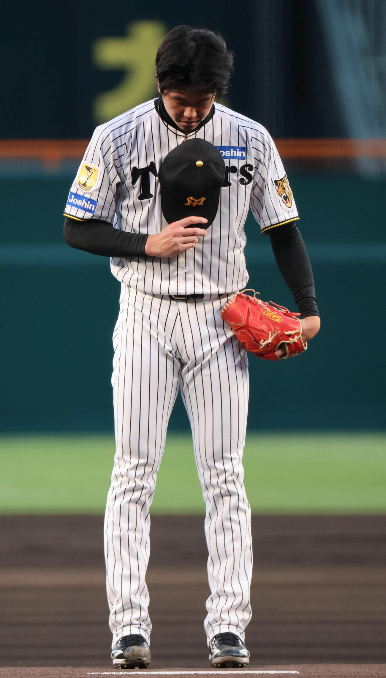 阪神対巨人　阪神先発の才木はいつも通り祈りを捧げる（撮影・西尾就之）