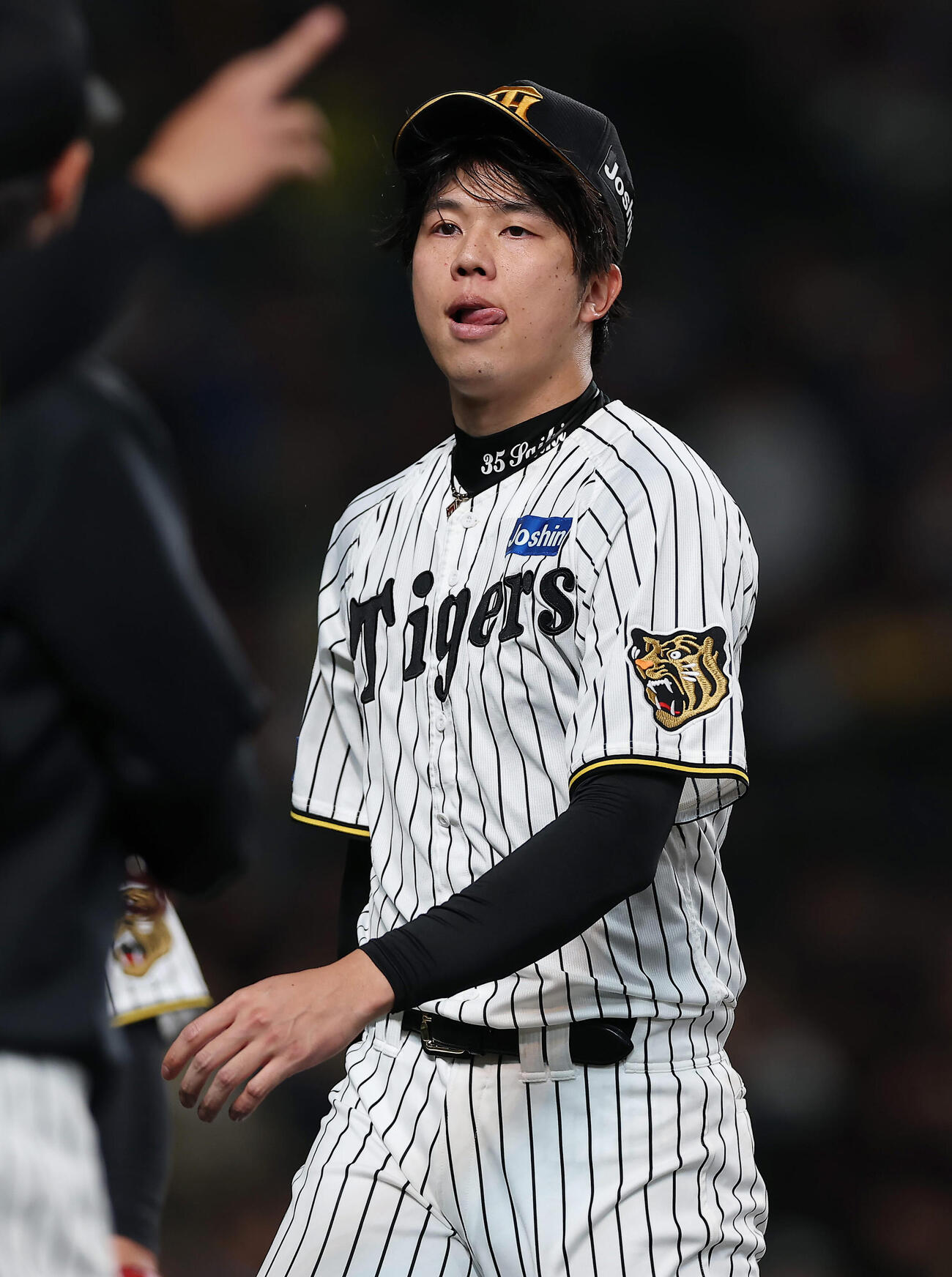 阪神対巨人　5回表を投げ終えベンチへ戻る才木（撮影・前田充）