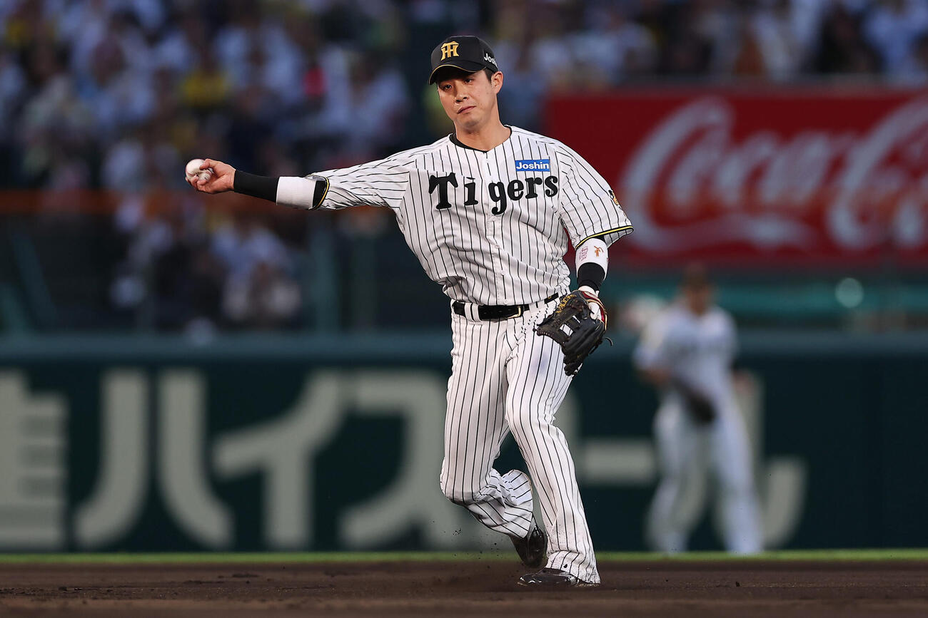 阪神対巨人　2回表巨人無死、ダルベックの遊ゴロを一塁へ悪送球する木浪（撮影・前田充）