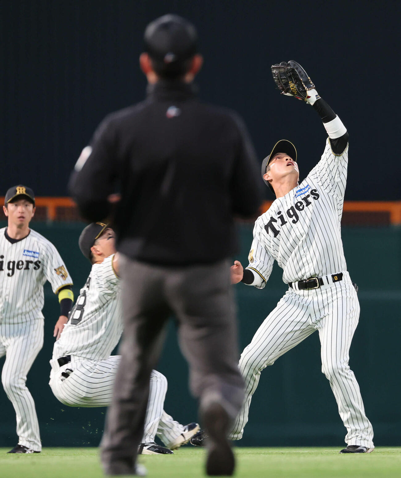 阪神対巨人　2回表巨人2死二、三塁、浦田の飛球を捕球しようとした木浪と左翼の前川が交錯するも捕球してアウトとなる（撮影・西尾就之）