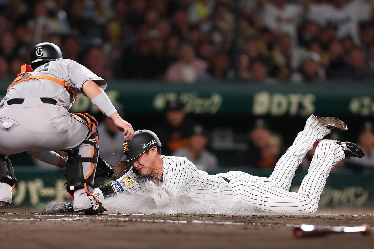 阪神対巨人　2回裏阪神2死一、二塁、坂本の三ゴロで相手守備が乱れる間に本塁を狙うもアウトとなる二走木浪（撮影・前田充）