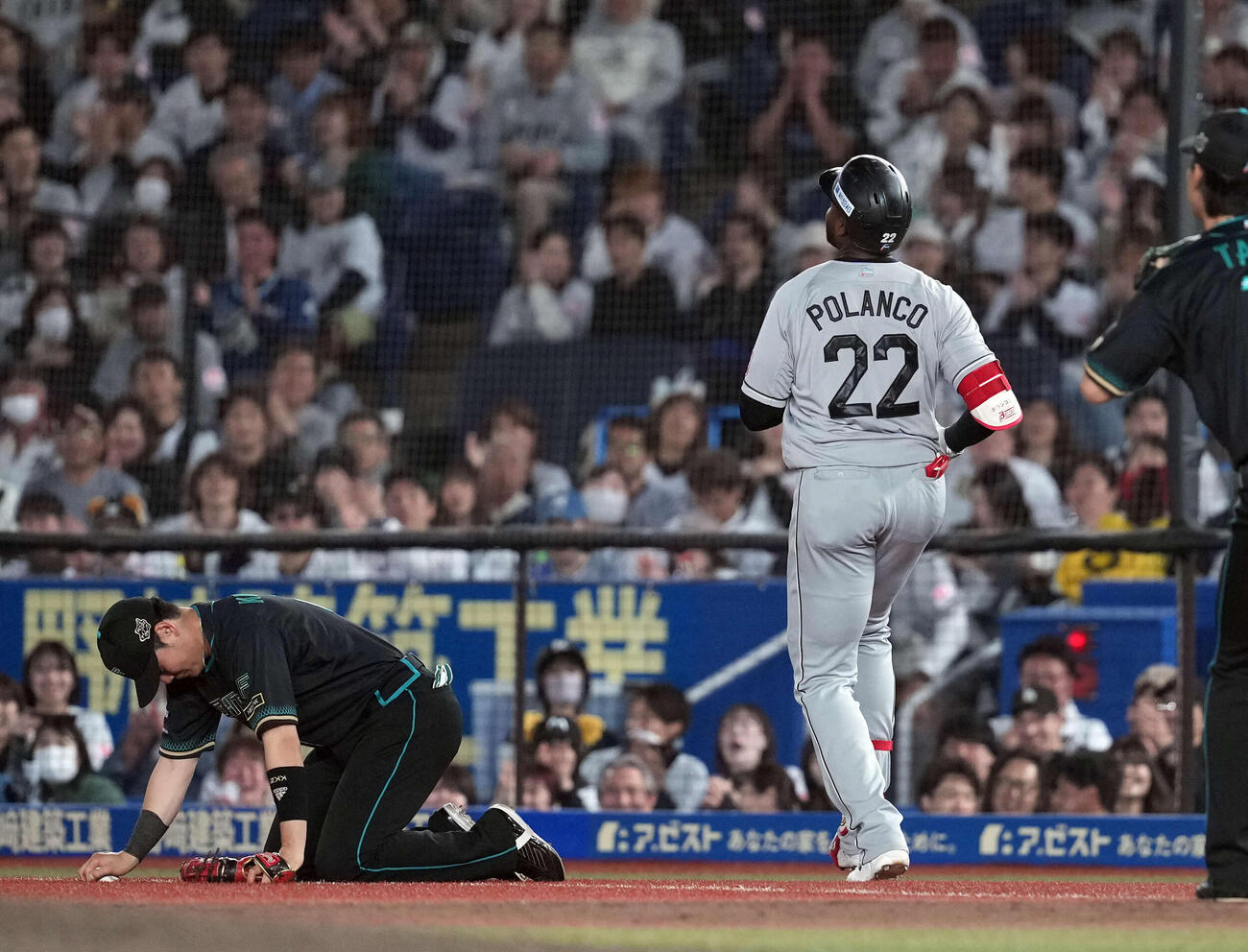 ロッテ対日本ハム　7回裏ロッテ無死、ポランコの打球をファンブルしがっくりする一塁手清宮（撮影・たえ見朱実）