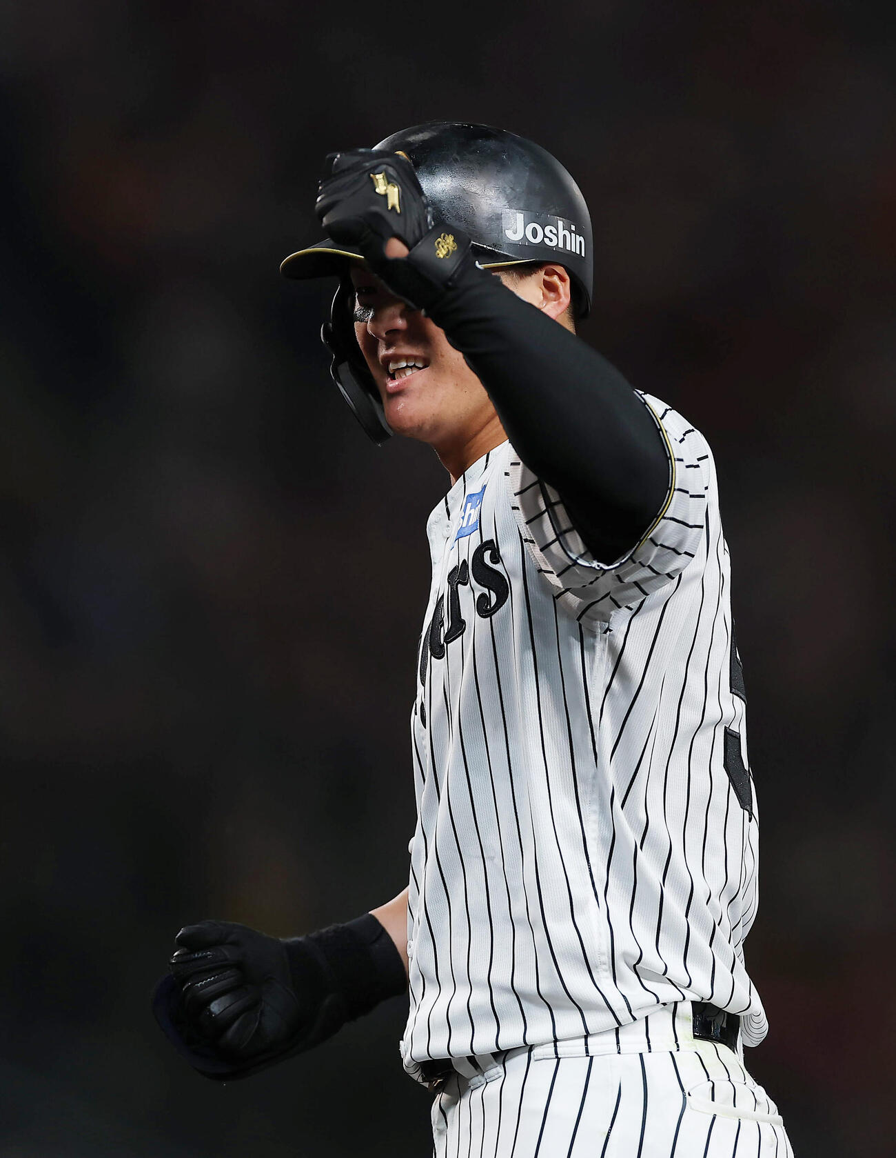 阪神対巨人　7回裏阪神1死一、三塁、右前適時打を放ちガッツポーズする前川（撮影・前田充）
