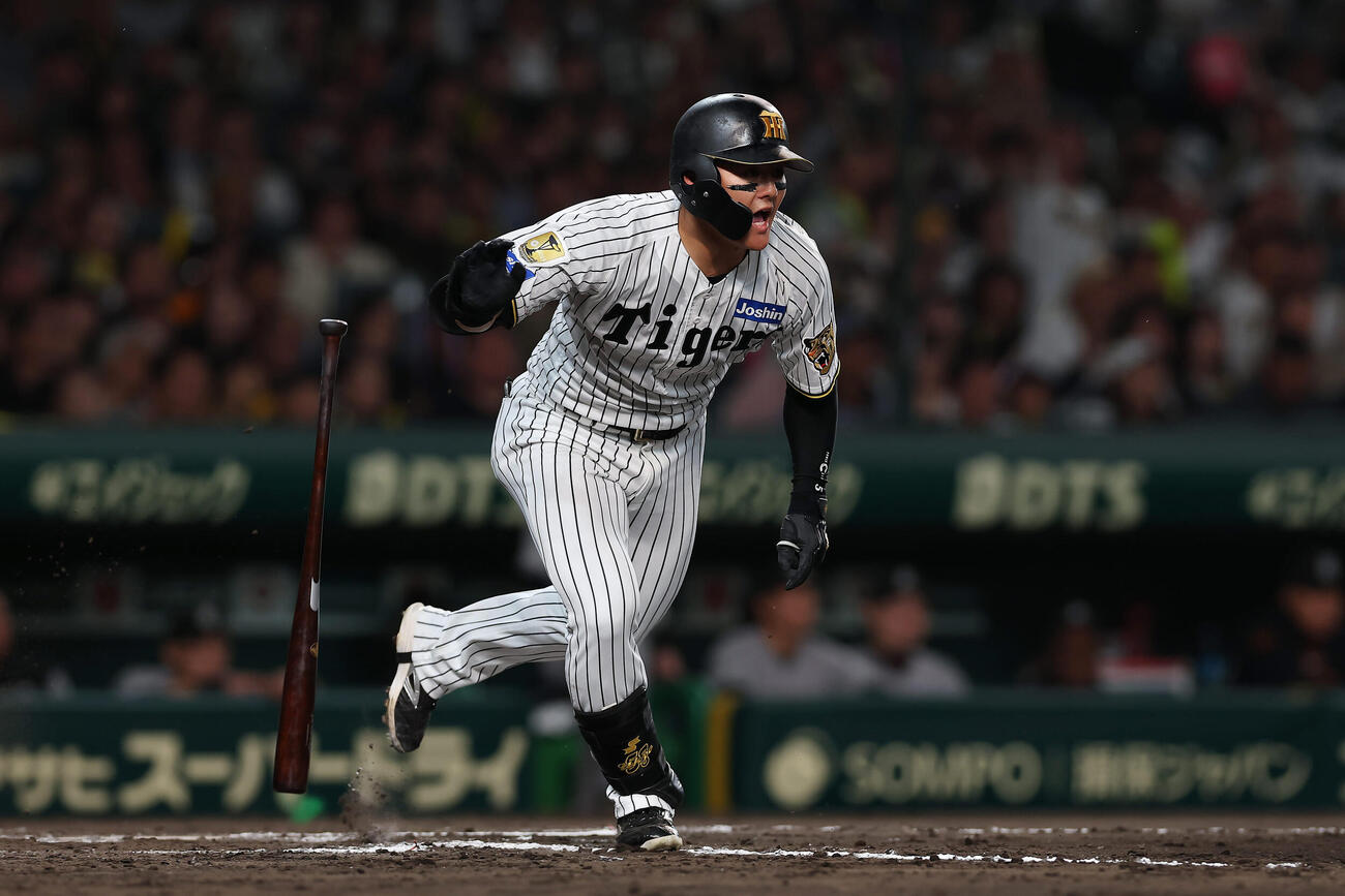 阪神対巨人　7回裏阪神1死一、三塁、右前適時打を放つ前川（撮影・前田充）