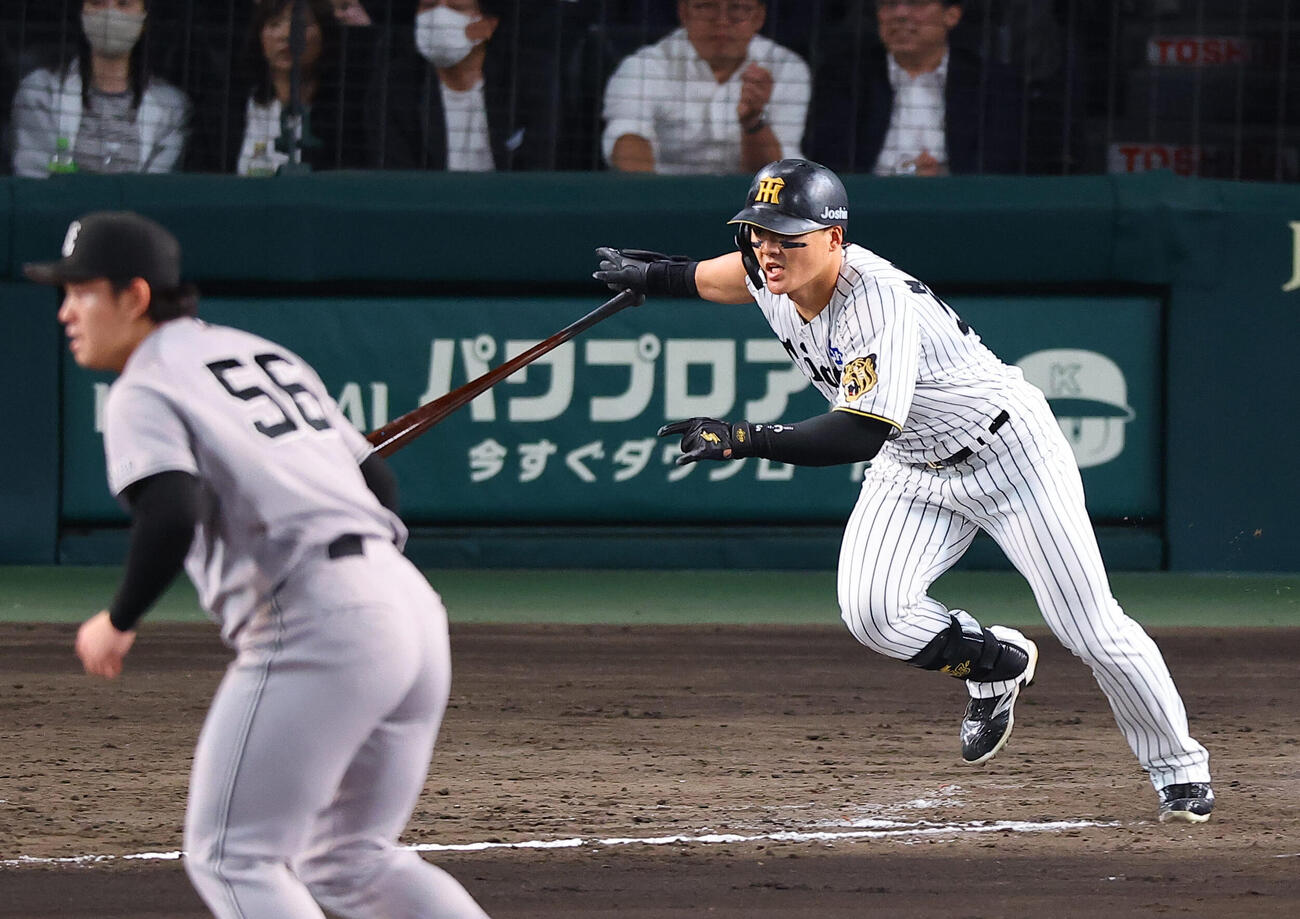 阪神対巨人　7回裏阪神1死一、三塁、前川は適時打を放つ（撮影・上田博志）