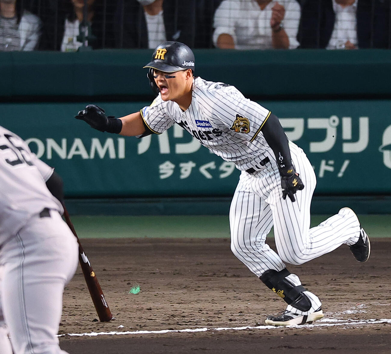 阪神対巨人　7回裏阪神1死一、三塁、前川は適時打を放つ（撮影・上田博志）