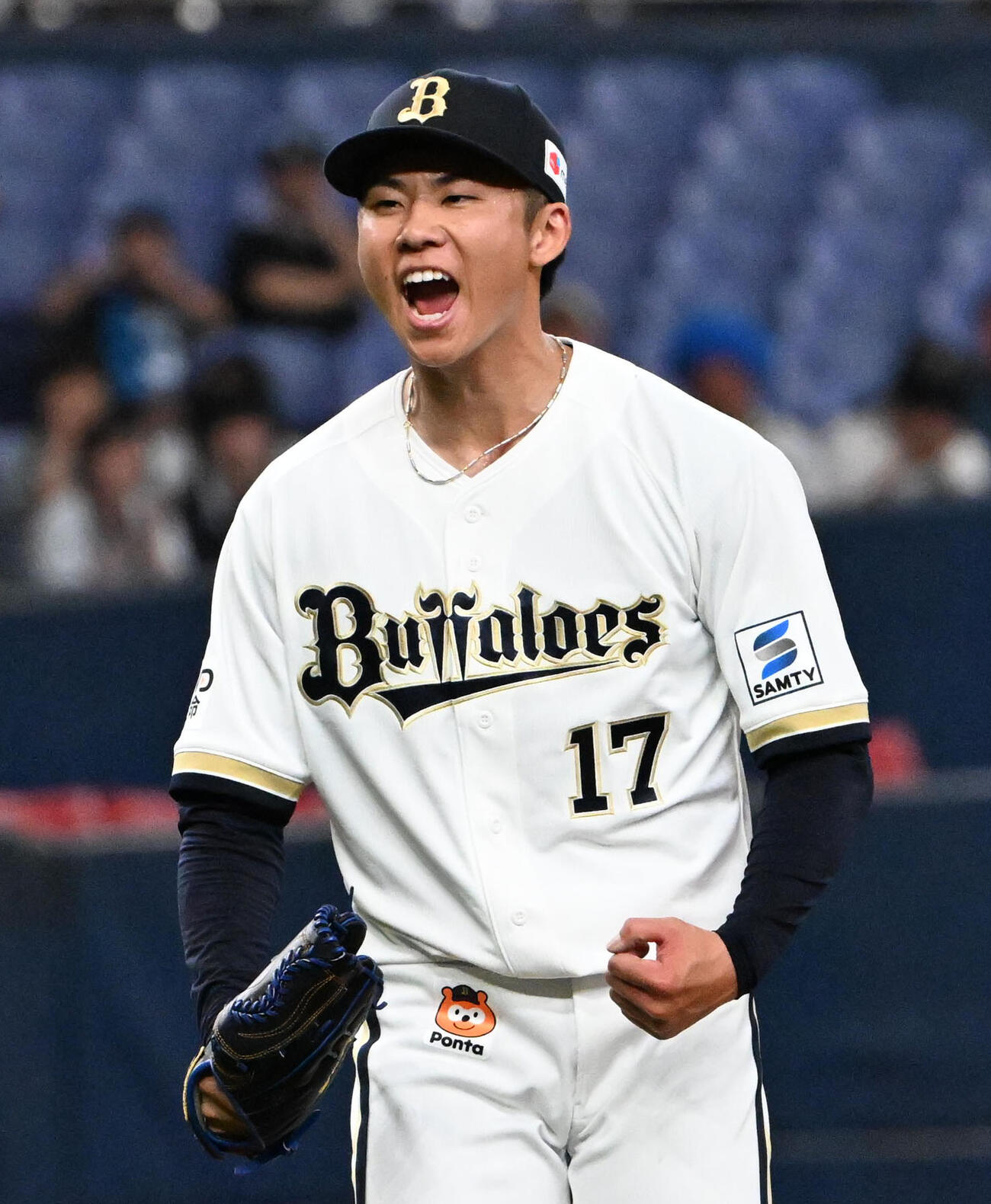 オリックス対西武　3回表西武2死一、二塁　岸潤一郎を空振り三振に抑え雄たけびあげる曽谷（撮影・石井愛子）