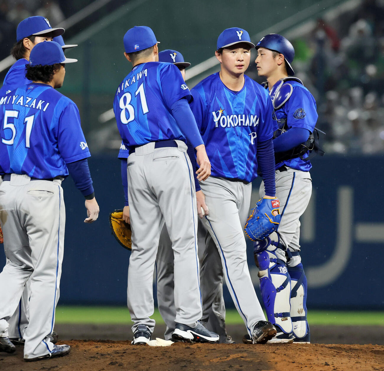 ヤクルト対DeNA 5回裏や1死一、二塁、打者サンタナを迎えたところで相川監督（左）から降板を告げられマウンドを降りる竹田（撮影・加藤哉）