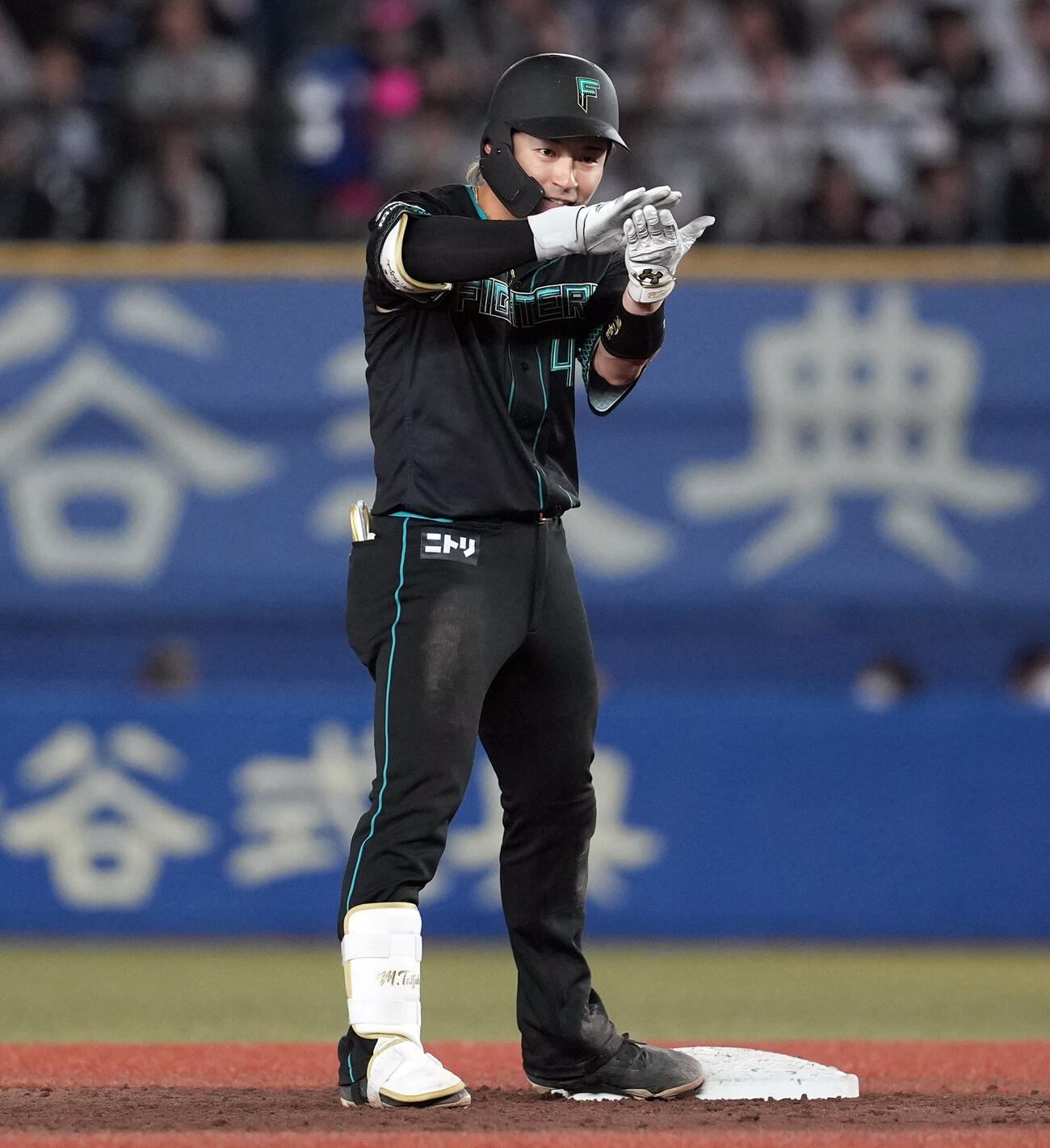 ロッテ対日本ハム　4回表日本ハム2死満塁、右翼線に2点適時二塁打を放ちポーズを決める水野（撮影・たえ見朱実）