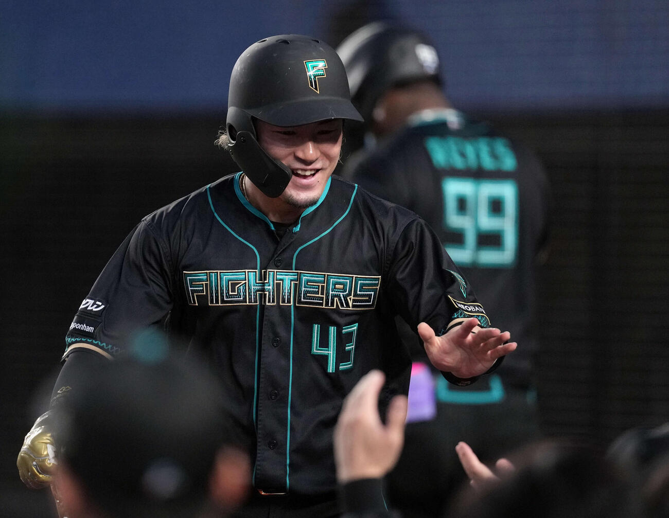 ロッテ対日本ハム　1回表日本ハム1死一、二塁、郡司裕也の適時打で生還した水野（撮影・たえ見朱実）