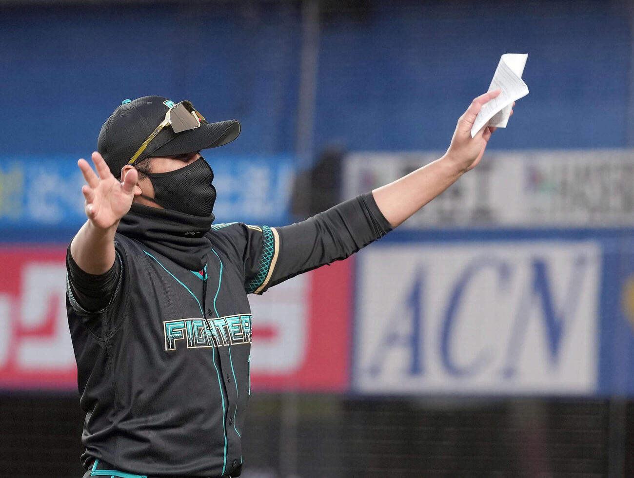 ロッテ対日本ハム　ファンの声援に応える日本ハム新庄監督（撮影・たえ見朱実）
