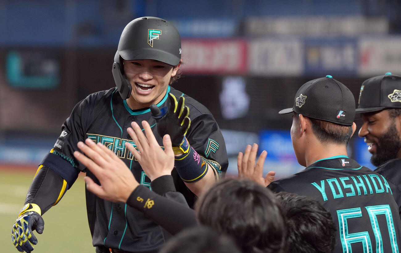 ロッテ対日本ハム　6回表日本ハム1死、ソロ本塁打を放ちナインとハイタッチをする田宮（撮影・たえ見朱実）