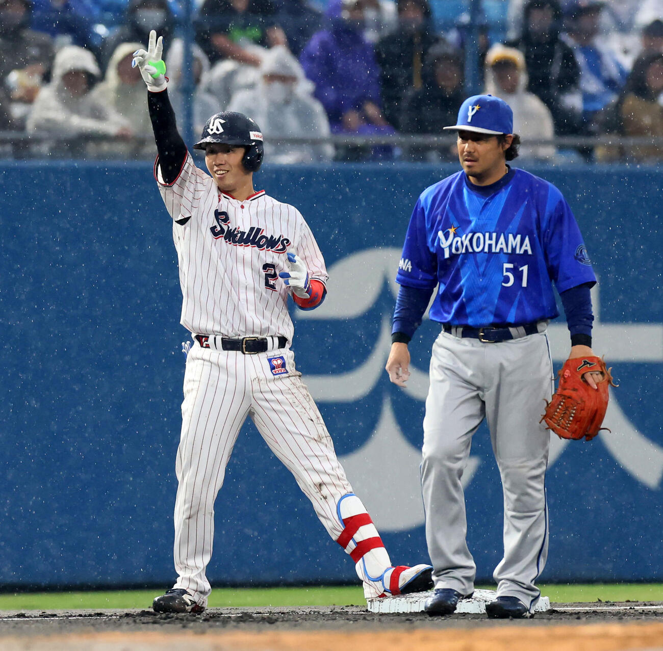 ヤクルト対DeNA 1回裏ヤクルト1死一塁、古賀は三塁内野安打と相手守備の乱れで先制点を挙げベンチに向かってポーズを決める。三塁手宮崎（撮影・加藤哉）
