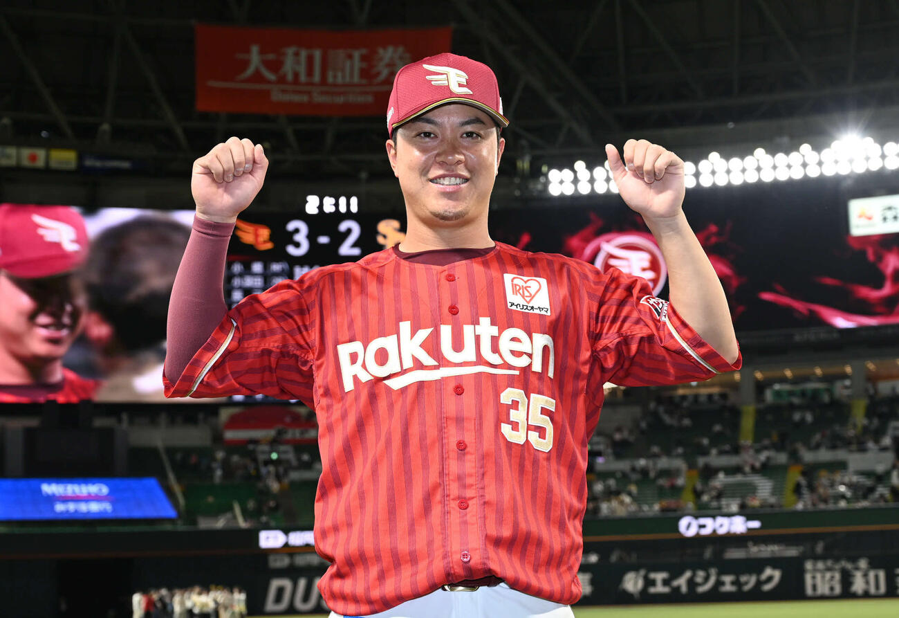 ソフトバンク対楽天　笑顔で撮影に応じる渡辺佳（撮影・林敢治）