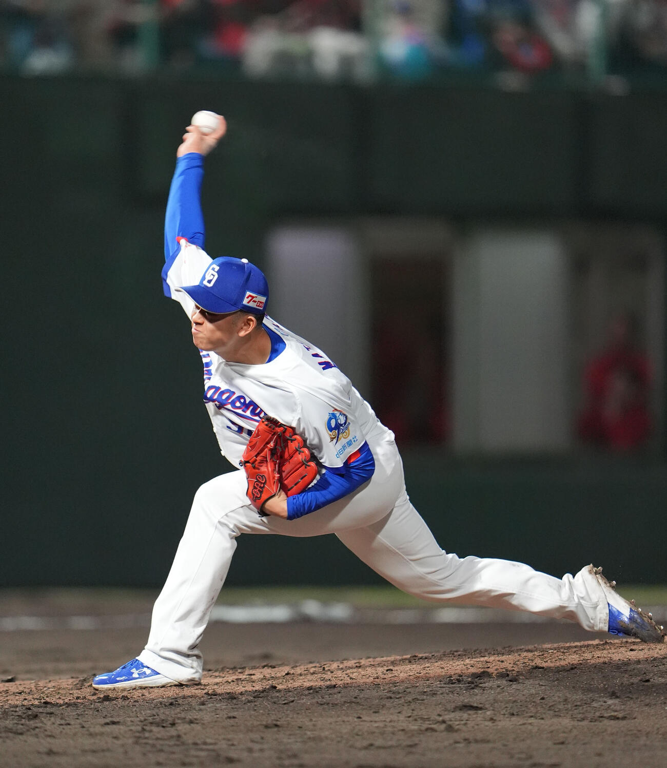 中日対広島　9回表広島1死一、二塁、中日4番手で登板する松山（撮影・森本幸一）
