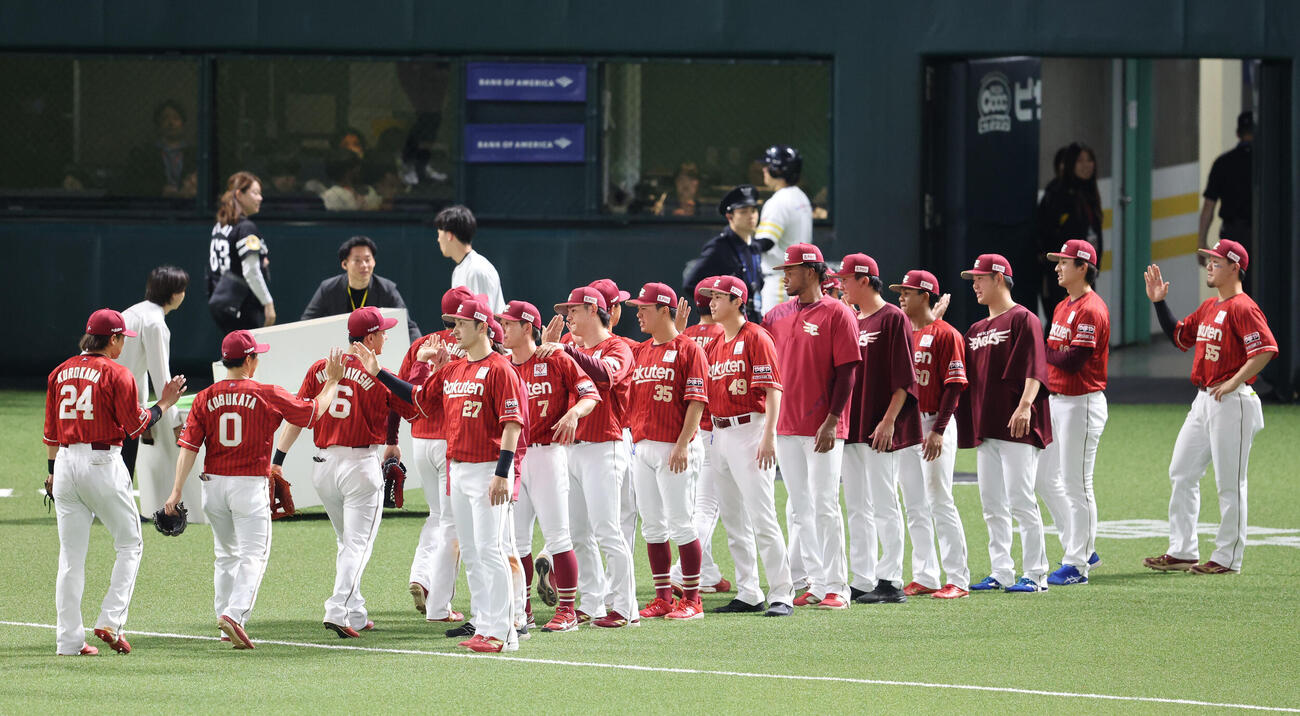 ソフトバンク対楽天　ソフトバンクに勝利しハイタッチをかわす楽天ナイン（撮影・梅根麻紀）