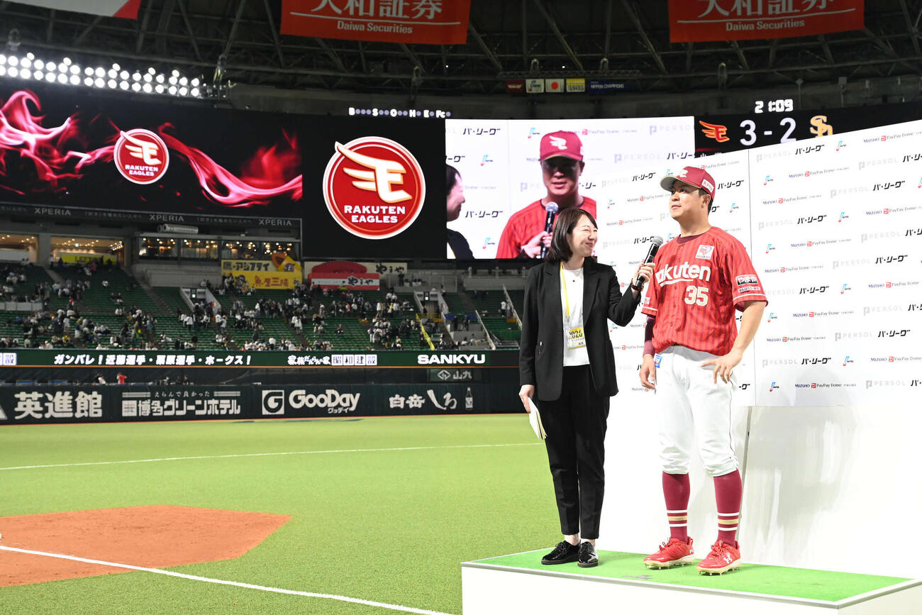 ソフトバンク対楽天　ヒーローインタビューに応じる渡辺佳（撮影・林敢治）