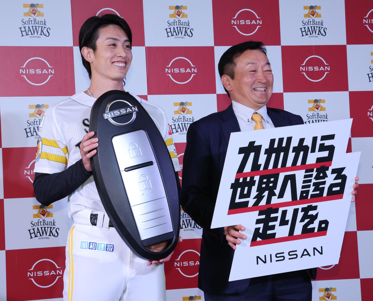 日産のアンバサダーに就任した周東は関係者と記念撮影に納まる（撮影・梅根麻紀）