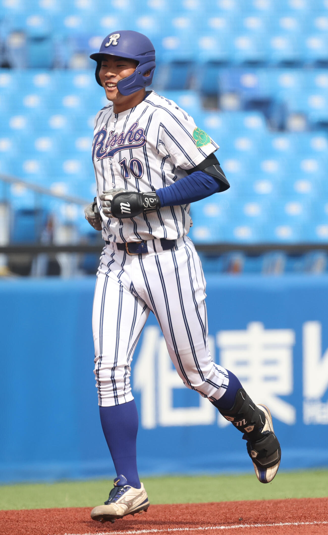 立正大対国学院大　2回表立正大2死、高田は中越えに本塁打を放ち生還する（撮影・柴田隆二）