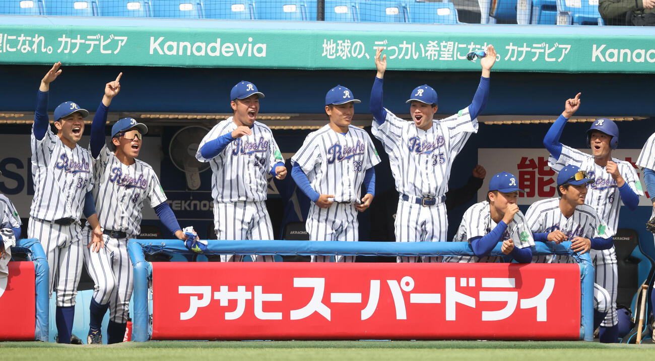 立正大対国学院大　2回表立正大2死、高田の本塁打に喜ぶ立正大ナイン（撮影・柴田隆二）