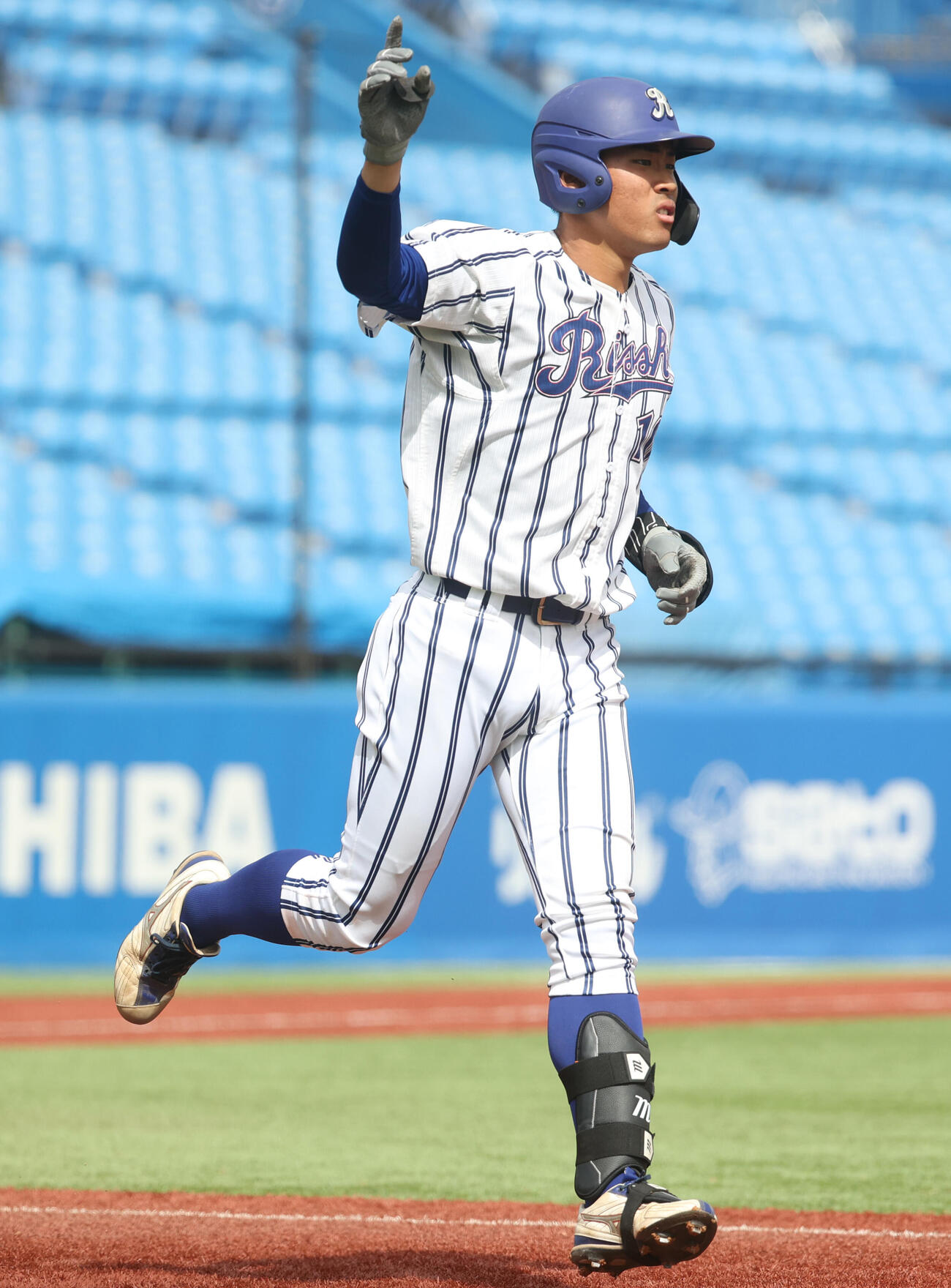 立正大対国学院大　2回表立正大2死、高田は中越えに本塁打を放ちガッツポーズする（撮影・柴田隆二）