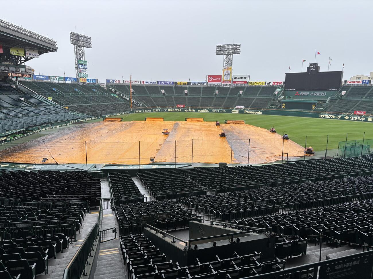 阪神対巨人　昼まえから降り出した雨のため全面にシートが張られた甲子園球場（撮影・西尾就之）