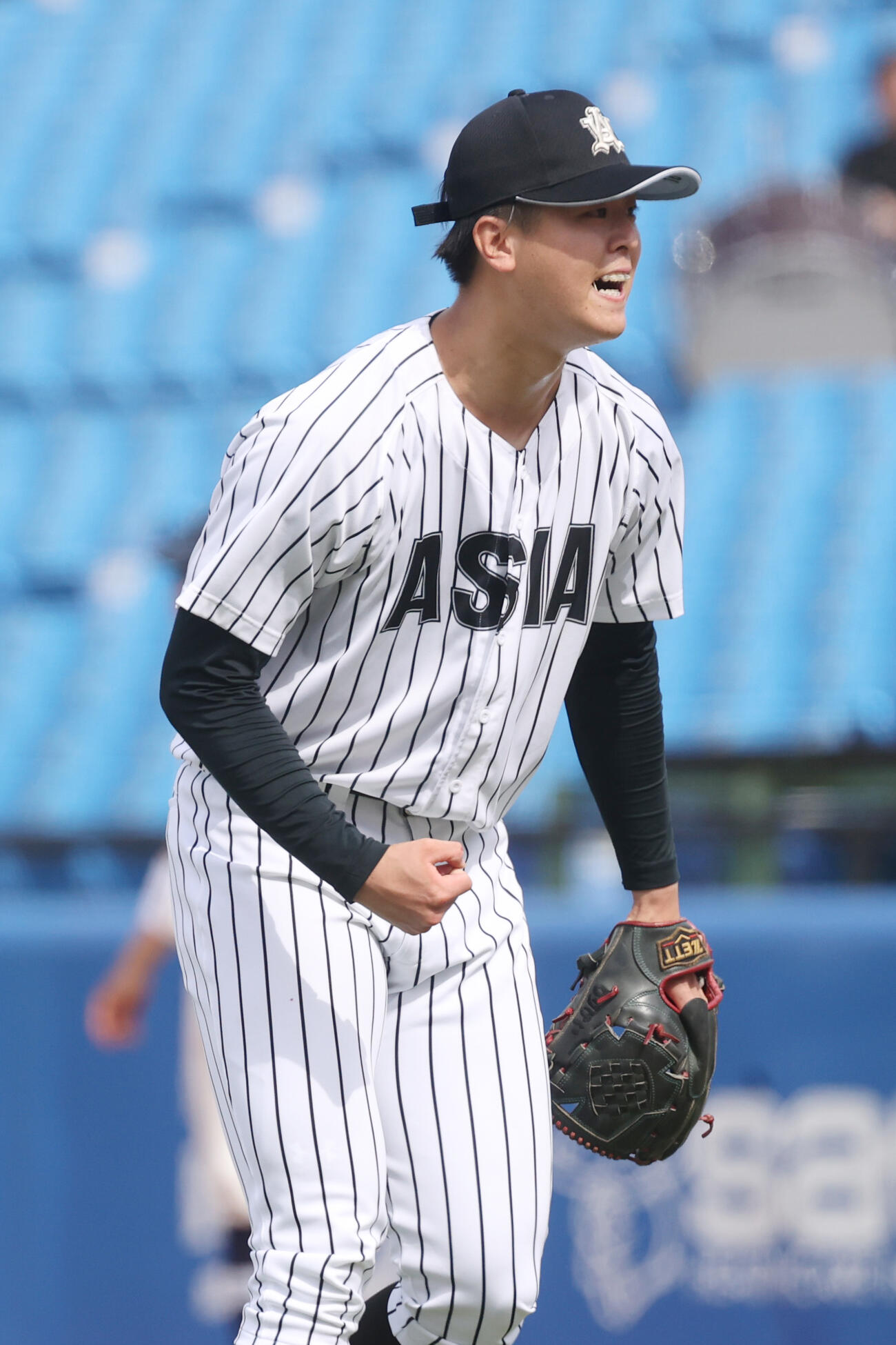 亜大対東洋大　5回のピンチを切り抜けガッツポーズする亜大・川尻（撮影・柴田隆二）