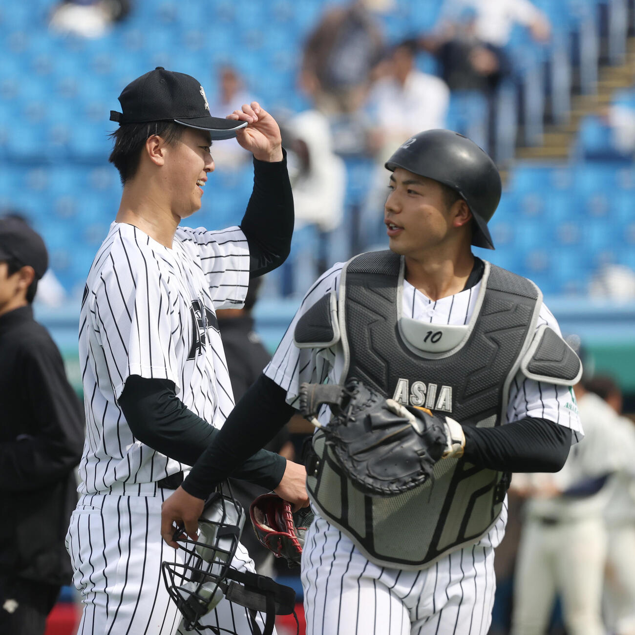 亜大対東洋大　5回のピンチを切り抜け笑顔を見せる亜大・川尻（左）と前嶋捕手（撮影・柴田隆二）