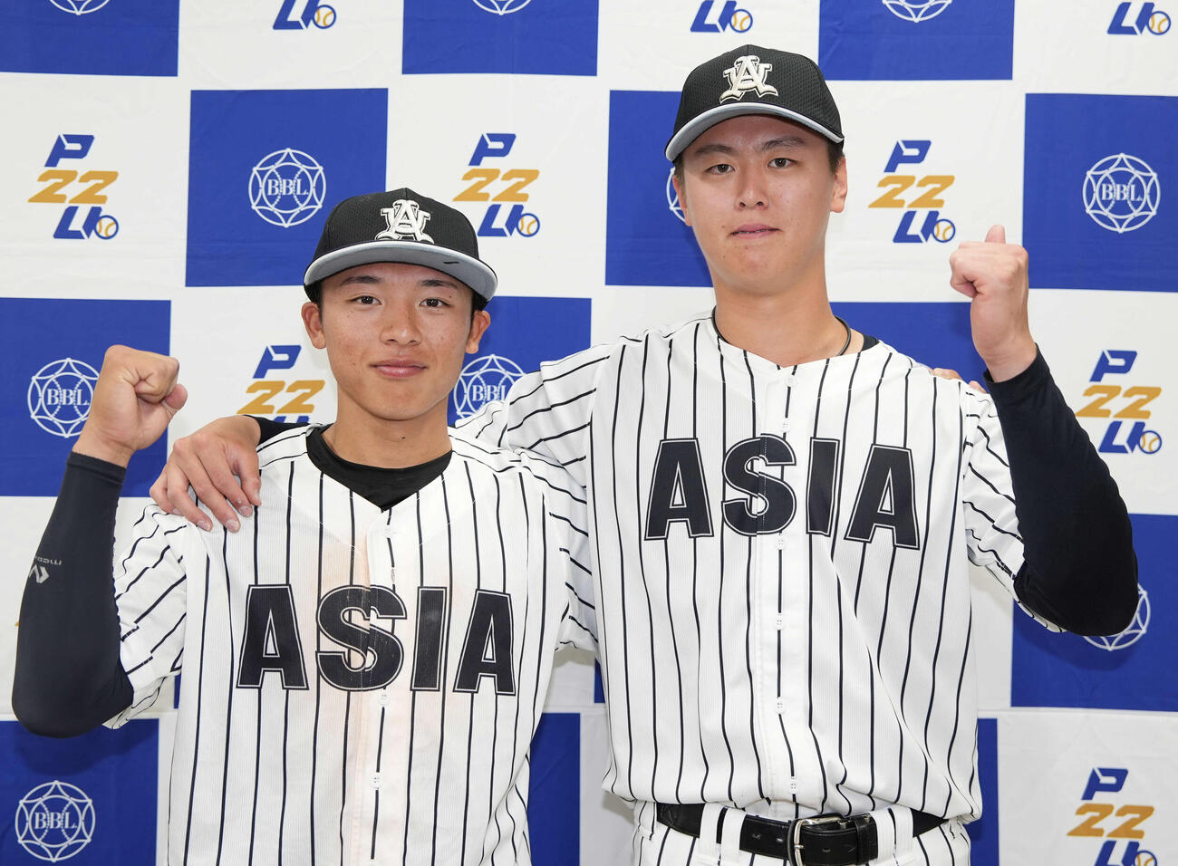 亜大対東洋大　東洋大に勝利しガッツポーズをする亜大・山里（左）と川尻（撮影・小島史椰）