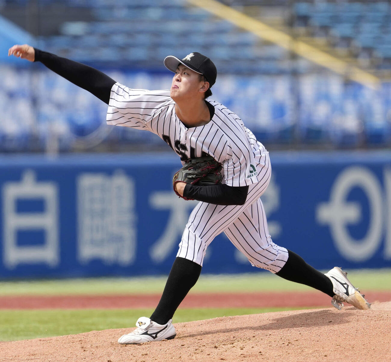 亜大対東洋大　力投する亜大先発の川尻（撮影・小島史椰）