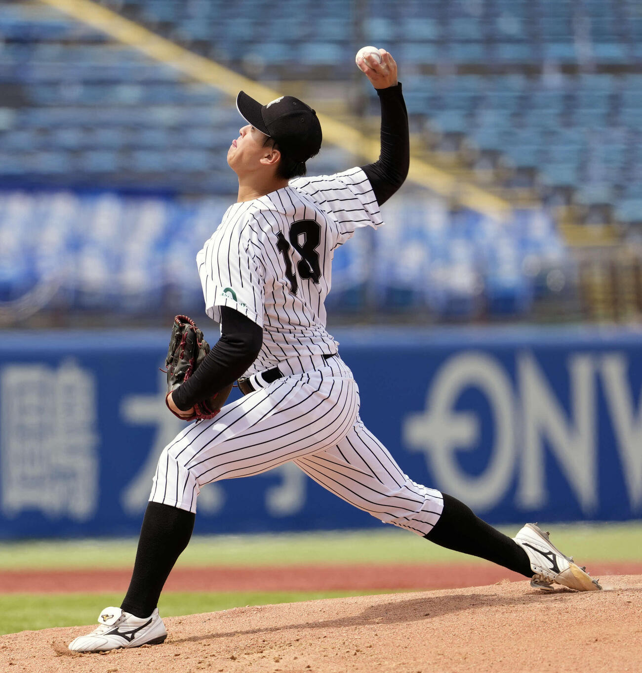 亜大対東洋大　力投する亜大先発の川尻（撮影・小島史椰）