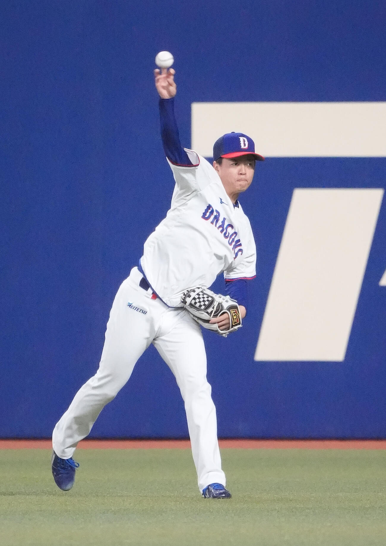 中日対広島　試合前、キャッチボールをする桜井（撮影・森本幸一）