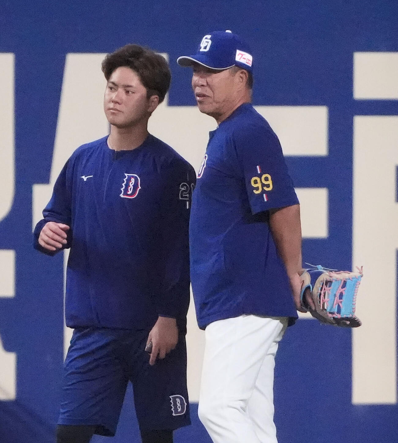 中日対広島　試合前、言葉を交わす中日井上監督（右）と中日金丸（撮影・森本幸一）