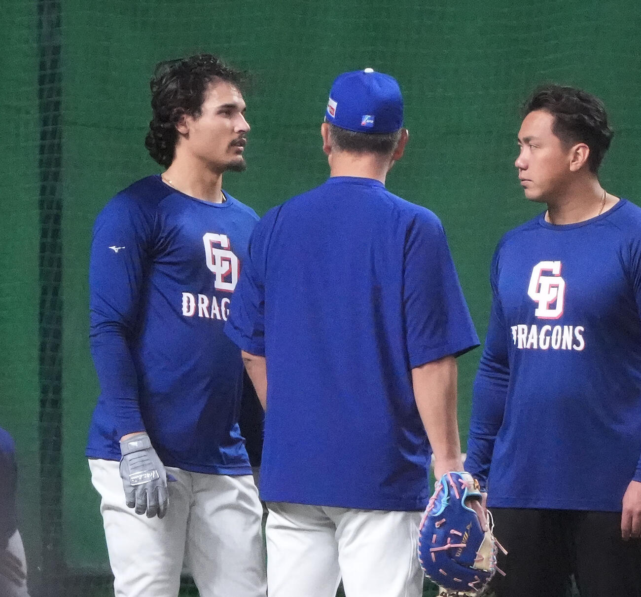 中日対広島　試合前、一軍に合流した中日ロドリゲス（左）は井上監督と言葉を交わす（撮影・森本幸一）