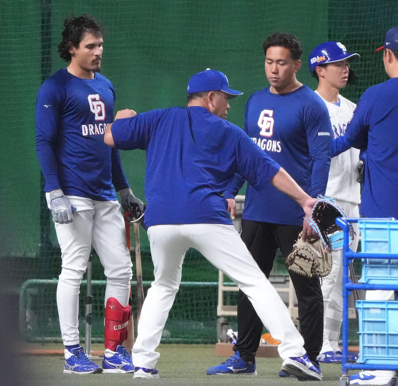 中日対広島　試合前、一軍に合流した中日ロドリゲス（左）は井上監督と言葉を交わす（撮影・森本幸一）