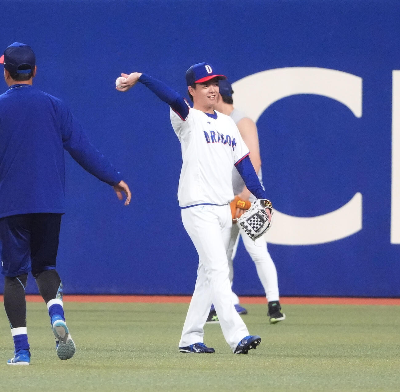 中日対広島　試合前、キャッチボールをする桜井（撮影・森本幸一）