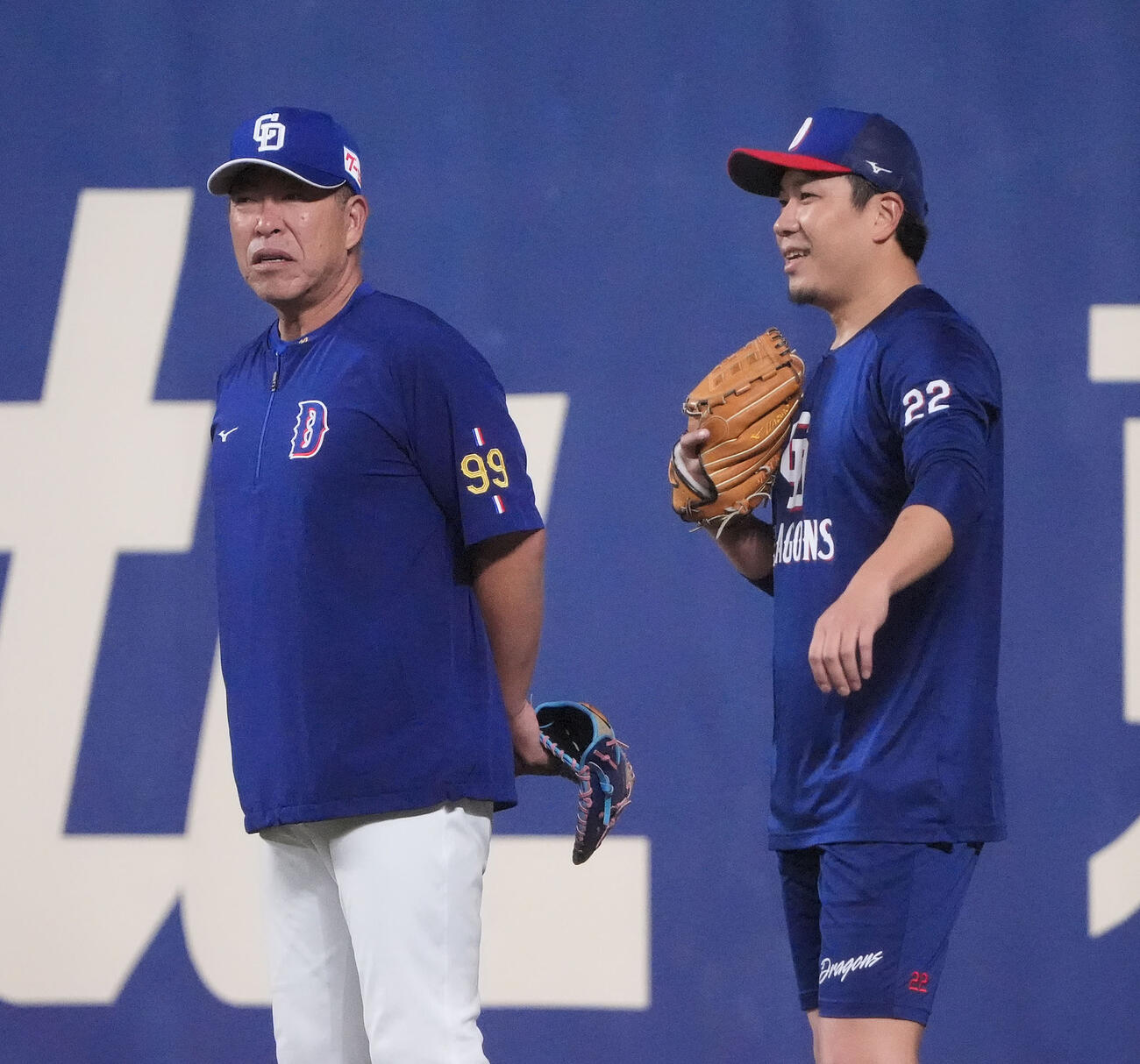 中日対広島　試合前、言葉を交わす中日井上監督（左）と中日大野（撮影・森本幸一）